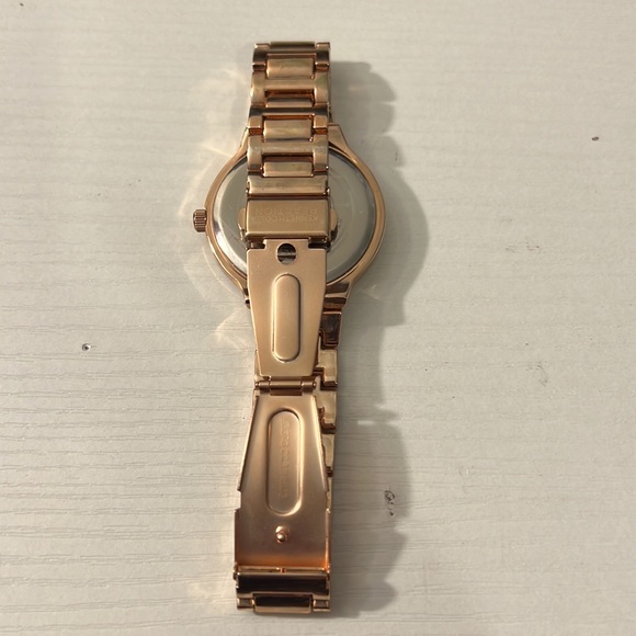 Kenneth Cole Reaction rose gold colored watch - Picture 4 of 5